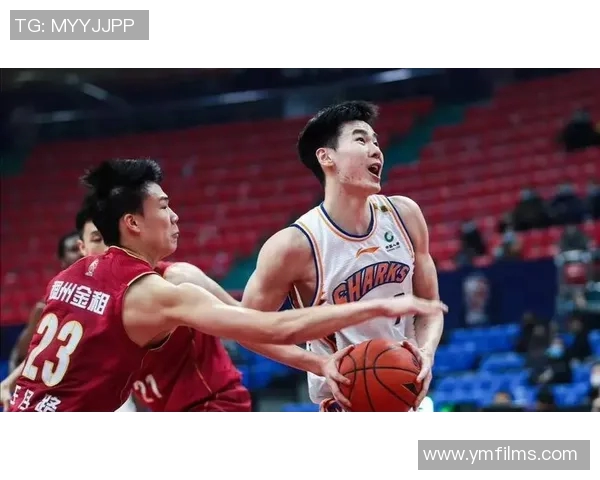 鲁吐布拉26分力挺新疆队大胜对手，晋级季后赛成最大功臣